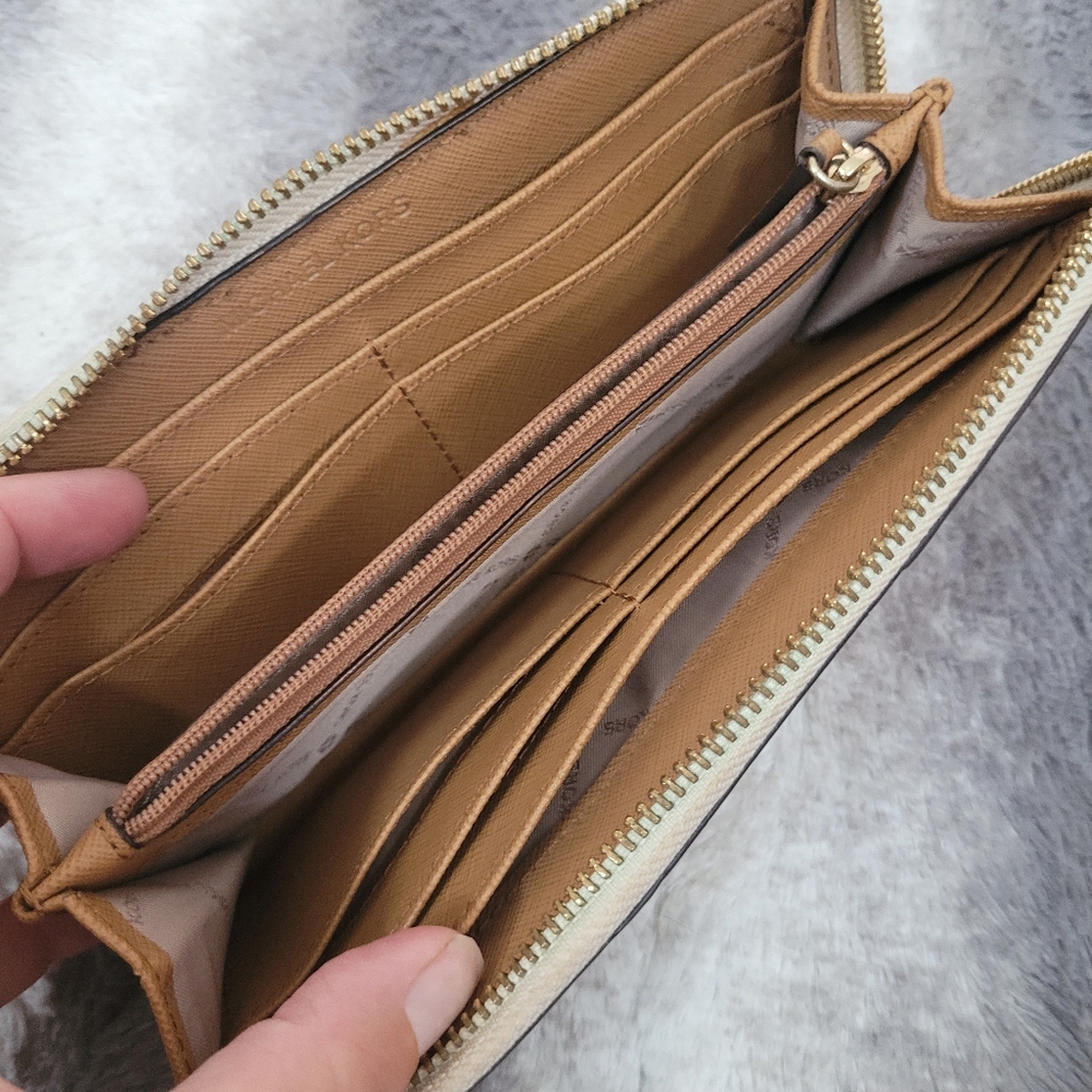 Michael Kors Multifunctional Wallet - image 4